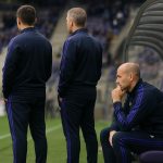 Zicht op de bankzone van RSC Anderlecht tijdens een wedstrijd, zonder herkenbare gezichten