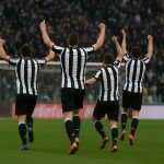 Jurgen Ekkelenkamp viert zijn winnende vrije trap voor Udinese tegen AS Roma