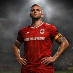Toby Alderweireld als aanvoerder van Royal Antwerp FC op de Bosuil, met een rustige, geconcentreerde blik.
