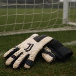 Doelmanstraining met handschoenen en doelnet in een stadioncontext bij Juventus
