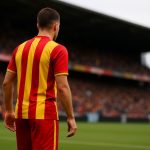 Actiefoto van een KV Mechelen-verdediger tijdens een wedstrijd, gezien van achteren
