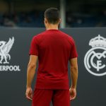Florian Wirtz in een transfersetting met clublogo's op de achtergrond
