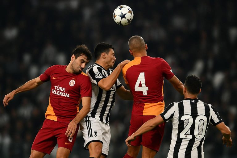 Spelmoment uit Juventus tegen Galatasaray in Turijn met spelers in duel tijdens de verlenging