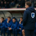 Nicky Hayen langs de zijlijn bij KRC Genk tijdens een wedstrijd in de Jupiler Pro League