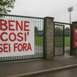 Ingang van het trainingscomplex van Torino met spandoek tijdens een protestactie