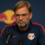 Jfcrgen Klopp in een Red Bull-context, in beeld zonder herkenbare gezichten