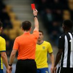 Sfeerbeeld van Sint-Truiden tegen Sporting Charleroi met aandacht voor een discutabele rode kaart