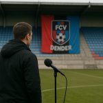 Een coach van FCV Dender langs de zijlijn in het stadion