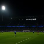 Sfeerbeeld in het stadion van Club Brugge tijdens een Europese avond, met supporters en lichtmasten zonder herkenbare gezichten.