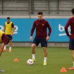 Sfeerbeeld van een training van FC Barcelona met spelers op het veld