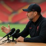 Arne Slot van Liverpool tijdens een persmoment in een stadionomgeving