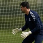 Thibaut Courtois op training bij Real Madrid, gezien van opzij met keepershandschoenen.