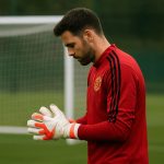 Doelmanstraining met keeper in Manchester-context, zonder herkenbare gezichten