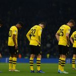 Spelers van Borussia Dortmund stappen ontgoocheld van het veld na de nederlaag bij Atalanta in de Champions League.