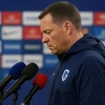 Nicky Hayen coacht KRC Genk tijdens een Europese wedstrijd aan de zijlijn