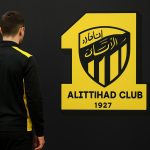 George Ilenikhena bij een transfermoment met Al Ittihad in een stadionomgeving
