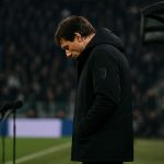 Een coach van Juventus langs de zijlijn in een stadionsetting