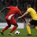 David Bates van Standard tijdens een wedstrijdmoment in het stadion, na zijn terugkeer uit blessure