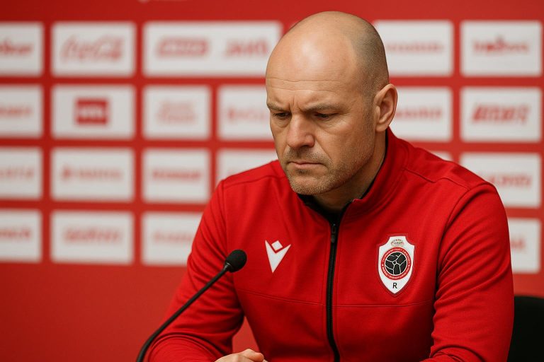 Joseph Oosting tijdens een persmoment bij Royal Antwerp FC
