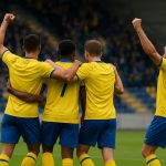 Spelers van STVV vieren een doelpunt in de Jupiler Pro League, gezien vanop afstand.