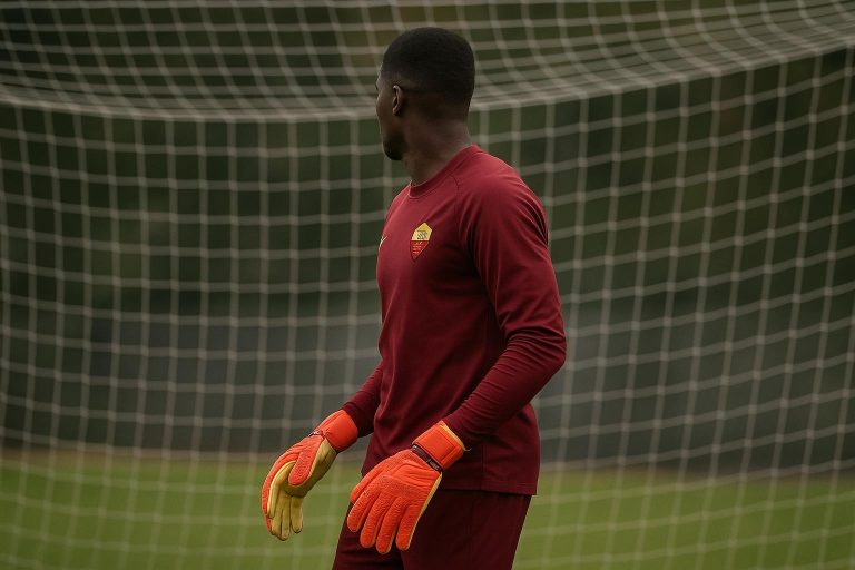 Mile Svilar van AS Roma tijdens een trainingsmoment als doelman
