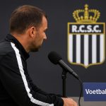 Hans Cornelis langs de zijlijn met Sporting Charleroi tijdens de voorbereiding op de wedstrijd tegen Club Brugge