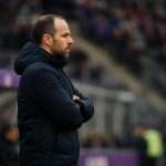 Jérémy Taravel langs de zijlijn bij RSC Anderlecht tijdens een wedstrijd