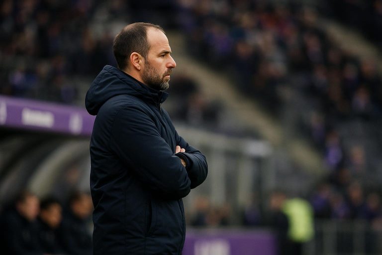 Jérémy Taravel langs de zijlijn bij RSC Anderlecht tijdens een wedstrijd