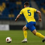 Arbnor Muja in actie voor STVV in het stadion van Stayen