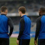 Sfeerbeeld op training bij Club Brugge met focus op verdedigers, zonder herkenbare gezichten.