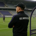 Jérémy Taravel langs de zijlijn bij Anderlecht tijdens een wedstrijd in het Lotto Park
