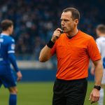 Scheidsrechter op het veld in een stadionsetting bij Genk tegen KAA Gent
