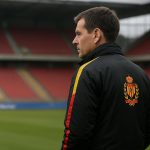 Frederik Vanderbiest coacht KV Mechelen langs de zijlijn tijdens een wedstrijd