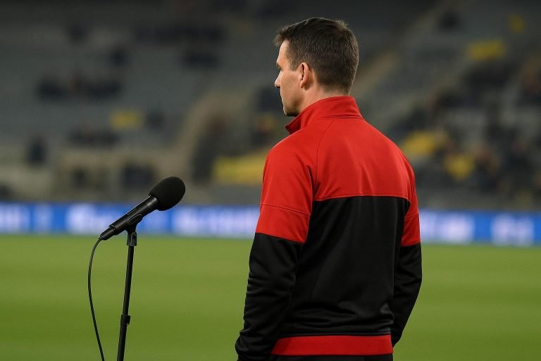 Joseph Oosting langs de zijlijn bij Royal Antwerp FC in het Bosuilstadion