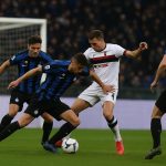 Spelmoment tijdens Internazionale tegen Genoa, met spelers in duel om de bal