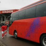 Een spelersbus bij het stadion van Sclessin met paarse verfsporen