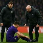 Sfeerbeeld van RSC Anderlecht met focus op een defensieve speler na een blessuremoment.