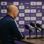 Edward Still tijdens een persmoment als trainer van RSC Anderlecht