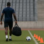 Jesse Lingard in een trainingscontext op een voetbalveld, zonder herkenbare gezichten.