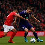 Spelmoment in Standard-Anderlecht op Sclessin met spelers in duel