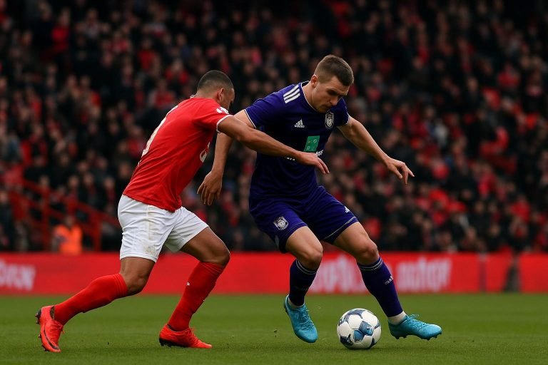 Spelmoment in Standard-Anderlecht op Sclessin met spelers in duel