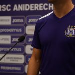 Olivier Deschacht in Anderlecht-context terwijl hij zijn analyse geeft