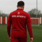 Training bij Royal Antwerp FC met focus op een verdediger, zonder herkenbare gezichten