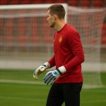 Keepers van KV Mechelen tijdens een training, met doel en stadion op de achtergrond
