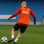 Fredrik Aursnes in actie in Benfica-context, met focus op zijn mogelijke terugkeer bij Noorwegen.