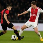 Ajax-spelers vieren een doelpunt tijdens Excelsior tegen Ajax, met Mika Godts centraal in beeld