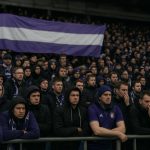 Supporters van RSC Anderlecht in het stadion met spandoek tijdens opbouw naar een bekerwedstrijd