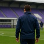 Thorsten Fink langs de zijlijn tijdens een wedstrijd, in trainerskledij