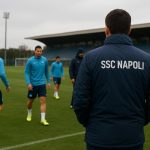 Sfeerbeeld van een training bij Napoli met een speler in trainingskledij op de achtergrond
