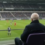 Brian Riemer op de tribune in Lotto Park tijdens Anderlecht tegen Antwerp in de Croky Cup